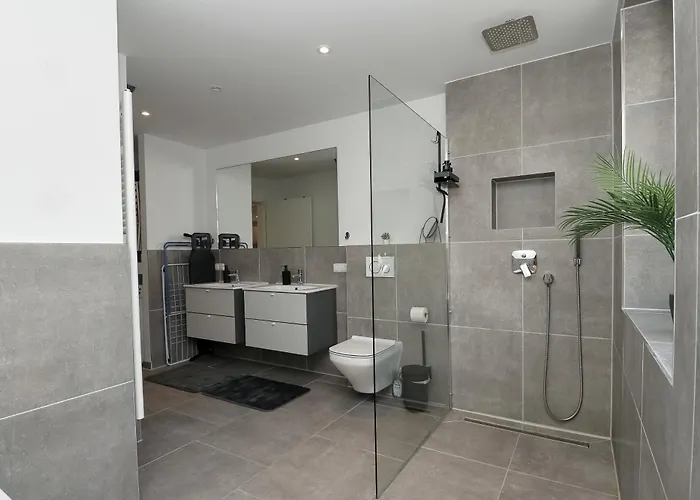 Apartman Lightplace • Grosse • 3 Schlafzimmer • Boxspring • Smart Tv • Biergarten • Restaurant *